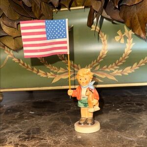 Little flag Bearer by Goebel / Hummel